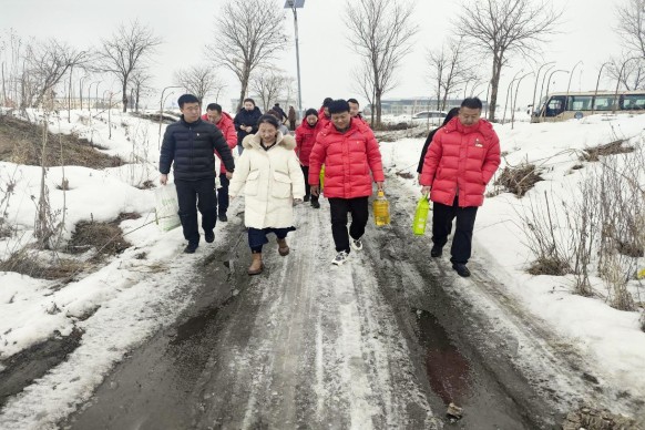 长白山西南景区为您服务突击队开展 “情暖三月学雷锋”志愿服务关爱行动