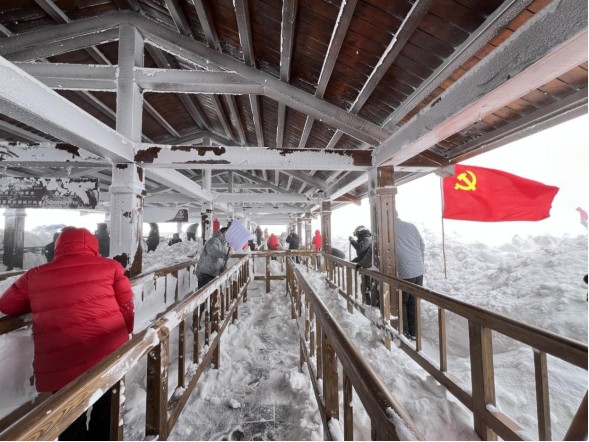 党旗飘扬在一线 清雪攻坚“加速度”